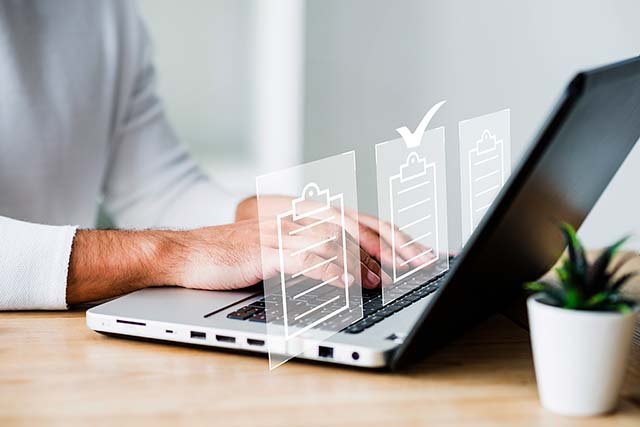 Profesionales analizando datos para tomar decisiones empresariales